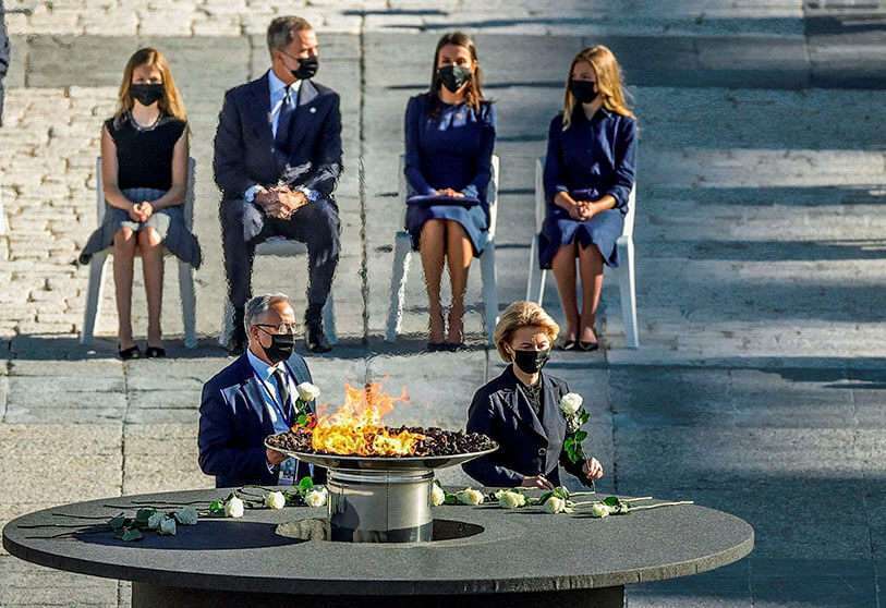 La presidenta de la Comisión Europea, Ursula von der Leyen, deja una rosa blanca junto en la ceremonia de Estado para honrar a las 28.400 víctimas de la crisis del coronavirus