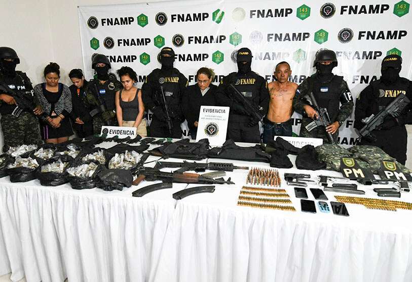 La fuerza anti-pandillas de Honduras presenta a los miembros de la Mara Salvatrucha (MS-13) capturados en Tegucigalpa, el 20 de febrero de 2020