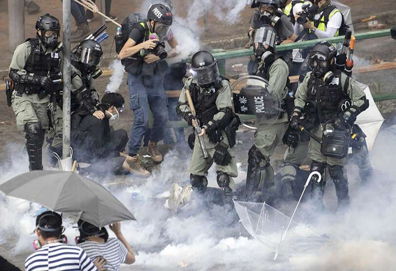 La Policía carga contra los manifestantes entre nubes de gas lacrimógeno en la Universidad Politécnica de Hong Kong