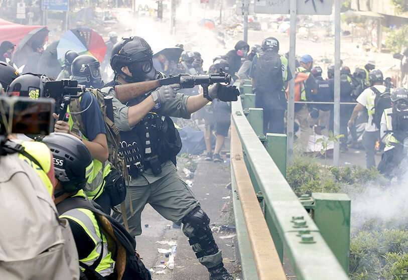 Las cargas en la zona de la Universidad se han saldado con 38 heridos