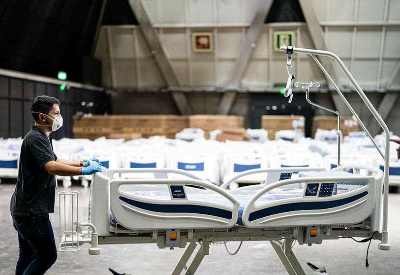 Un trabajador en un hospital temporal que se está instalando para pacientes con coronavirus en un centro de convenciones en Santiago, el 24 de marzo de 2020
