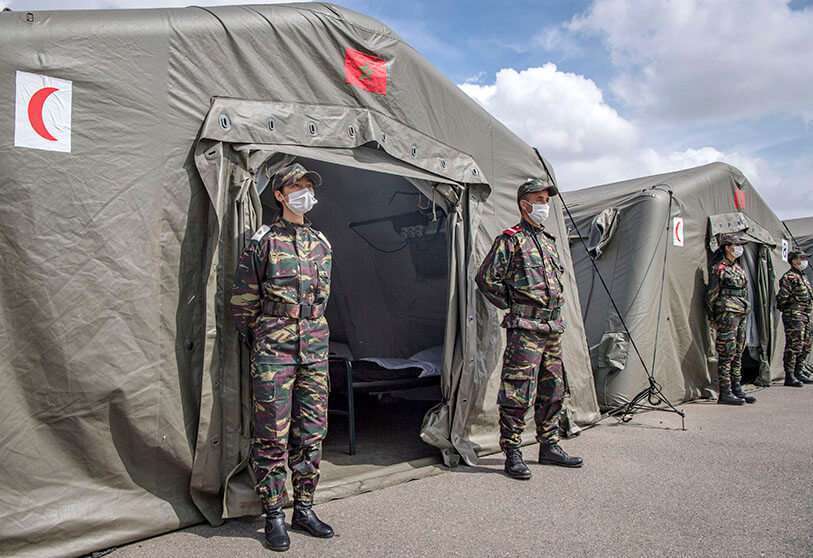 Miembros del personal médico del hospital militar de campaña de Marruecos en la región de Benslimane llevan máscaras de protección en medio de la nueva crisis de pandemia de coronavirus