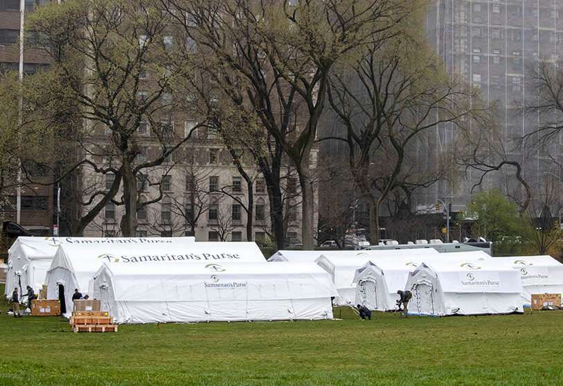 El equipo de Samaritan's Purse trabaja en la construcción de un hospital de campaña de emergencia con 68 camas, especialmente equipado con una unidad respiratoria en el Central Park de Nueva York, frente al Hospital Mount Sinai, el 29 de marzo de 2020