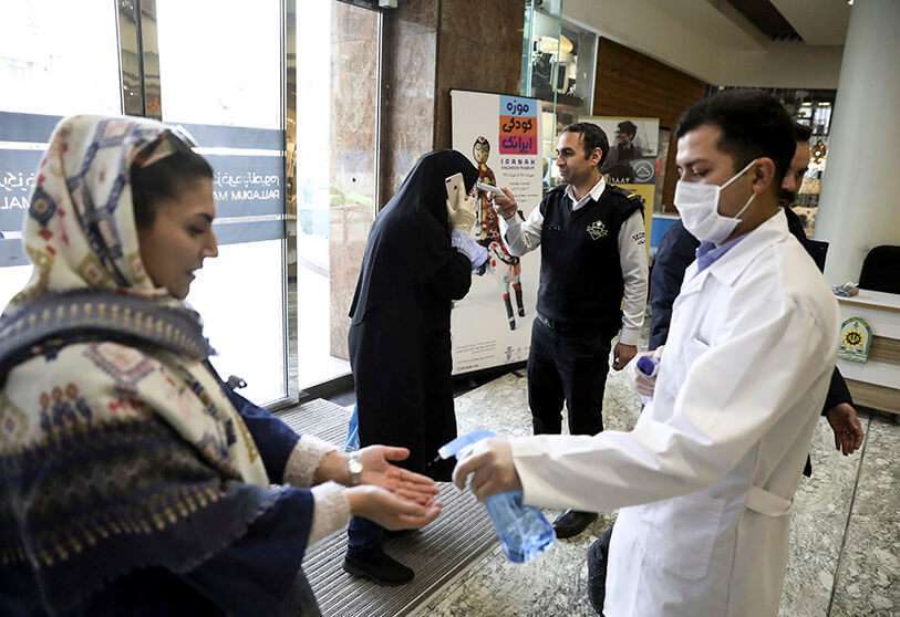 A la gente se le controla la temperatura y se le desinfectan las manos al entrar en el Centro Comercial Palladium, en el norte de Teherán, Irán, el martes 3 de marzo de 2020