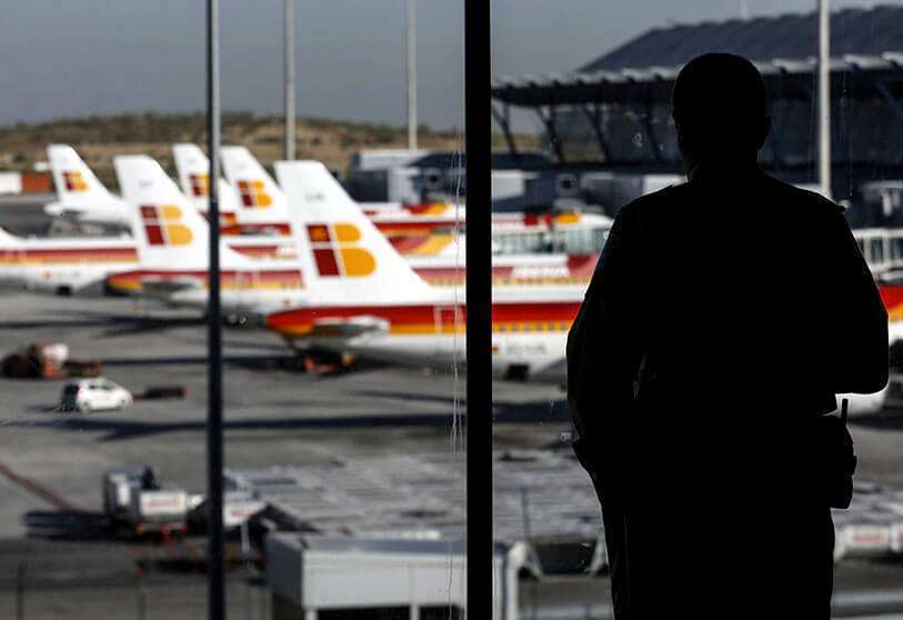 Aviones de pasajeros de la aerolínea española Iberia estacionados en la Terminal 4 del aeropuerto de Barajas de Madrid