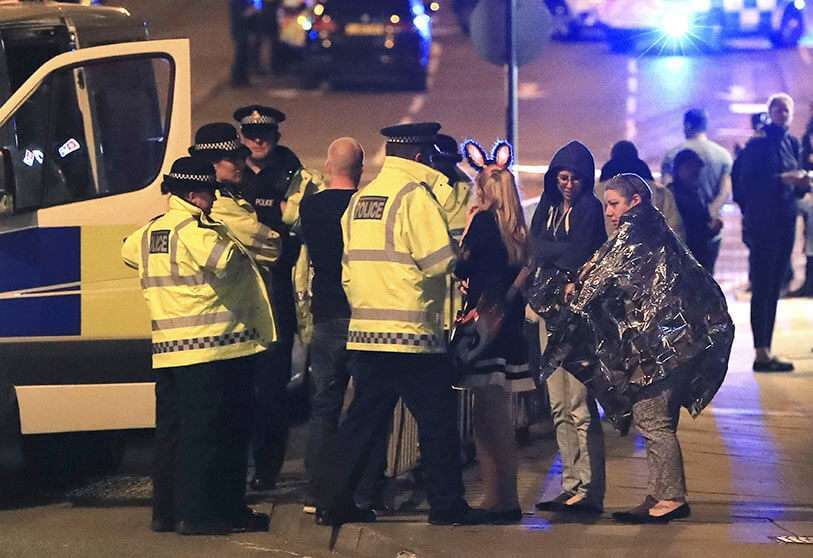 Esta es una foto de archivo del 23 de mayo de 2017 de los miembros de los servicios de emergencia que asistieron a la escena en el Manchester Arena después de los informes de una explosión en el lugar durante un concierto de Ariana Grande