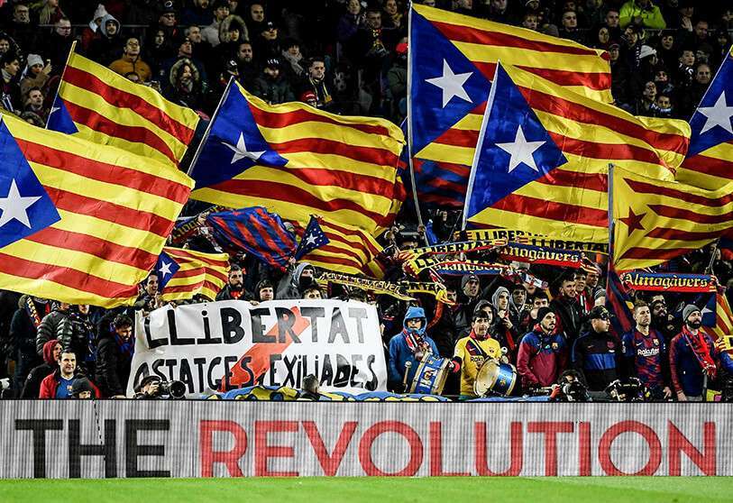 Aficionados del Barcelona ondean banderas independentistas catalanas durante el partido de fútbol de la Liga española entre el FC Barcelona y el Granada FC en el estadio Camp Nou de Barcelona, el 19 de enero de 2020