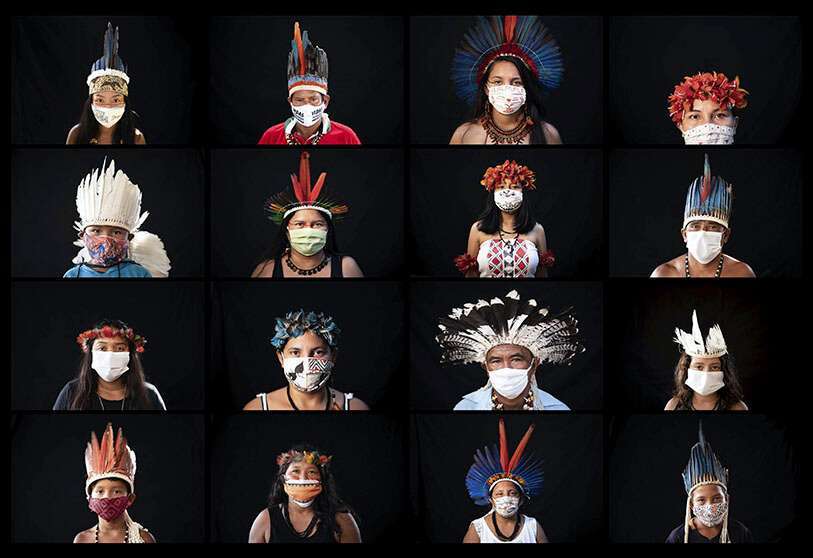 En este combo de fotos tomadas del 27 de mayo al 1 de junio de 2020, indígenas de varios grupos étnicos posan para retratos con el vestido tradicional de sus tribus y máscaras faciales en medio de la propagación del nuevo coronavirus en Manaus, Brasil