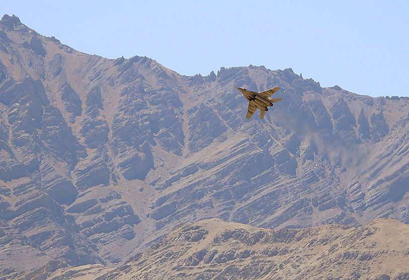 PHOTO/REUTERS - Un avión de combate indio vuela sobre una cadena montañosa en Leh, en la región de Ladakh, el 2 de septiembre de 2020