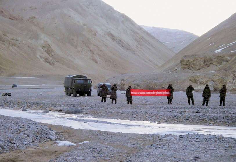PHOTO/AP - Tropas chinas sostienen una pancarta que dice: "Has cruzado la frontera, por favor regresa", en Ladakh, India. China e India entraron en guerra por sus disputas fronterizas en un conflicto de 1962 que se extendió a Ladakh y terminó con una tregua incómoda