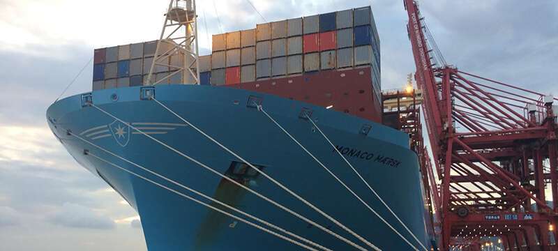 Barco de carga en el puerto de Ningbo, China