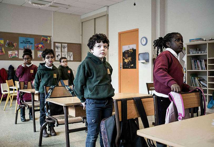 Alumnos uniformados en un aula de la Fundación Esperanza Banlieues en una escuela de Asnieres-sur-Seine, en las afueras de París