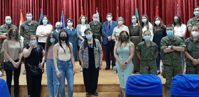 Luis García Montero (con chaqueta azul) y el general de Brigada José Antonio Miragaya, jefe del sector Este de UNIFIL, posan con militares españoles y con profesores y estudiantes de algunos de los más de 30 centros que se benefician del Programa Cervantes en el Líbano