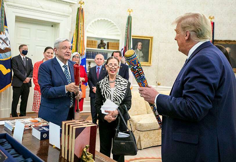 El presidente de México, Andrés Manuel López Obrador, y el presidente de los Estados Unidos, Donald Trump, hablan después de intercambiar bates de béisbol durante una reunión en la Casa Blanca, en Washington, Estados Unidos, el 8 de julio de 2020