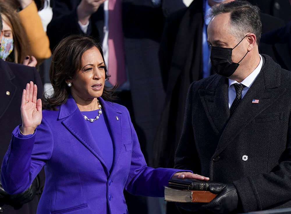 Kamala Harris presta juramento como vicepresidenta de Estados Unidos, mientras su esposo Doug Emhoff sostiene una biblia