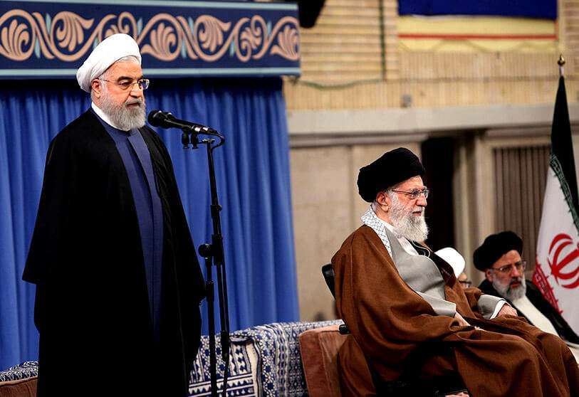 El líder supremo iraní Sayyid Ali Hosseini Khamenei (R) y el presidente iraní Hassan Rouhani asisten a la 33ª Conferencia Internacional de la Unidad Islámica PHOTO/PRESIDENCIA DE IRAN