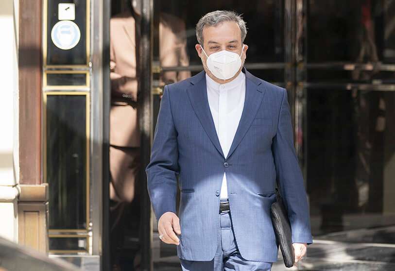 El diputado político del Ministerio de Asuntos Exteriores de Irán, Abbas Araghchi, sale del 'Grand Hotel Wien' donde se celebran las conversaciones nucleares a puerta cerrada con Irán en Viena, Austria, el 9 de abril de 2021 PHOTO/AP