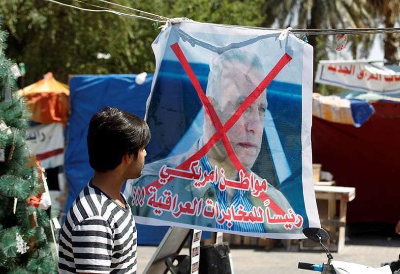 Un manifestante iraquí mira un cartel que representa al primer ministro designado de Irak, Mustafa al-Kadhimi, en la plaza Tahrir de Bagdad, Irak, el 7 de mayo de 2020. PHOTO/REUTRS