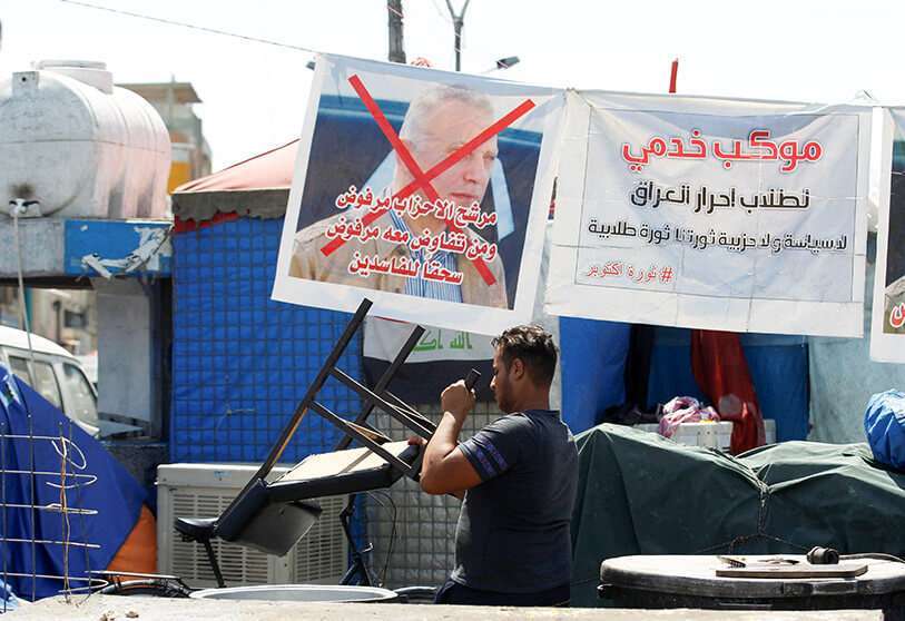 Cartel que representa al primer ministro designado de Irak, Mustafa al-Kadhimi, en la plaza Tahrir en Bagdad, Irak, el 7 de mayo de 2020 PHOTO/REUTERS