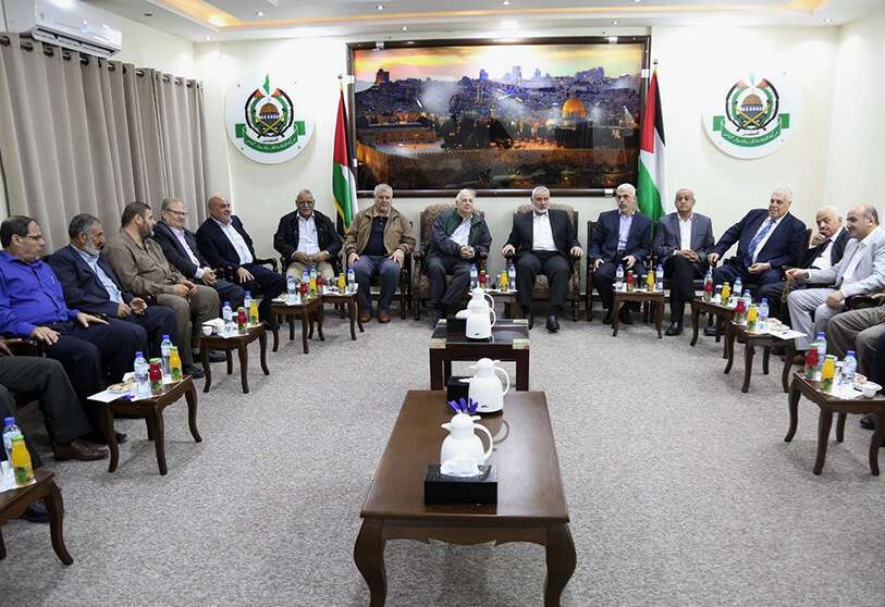 El jefe de Hamas palestino en la Franja de Gaza, Ismail Haniyah (C-D), se reúne con el presidente del Comité Electoral Central Palestino (CEC), Hana Naser (C-I)