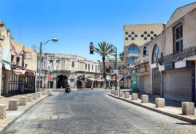 Una vista general muestra tiendas cerradas en el barrio árabe de Jaffa, cerca de la ciudad costera israelí de Tel Aviv, durante la huelga general que se observó el 18 de mayo de 2021 AFP/GIDEON MARKOWICZ