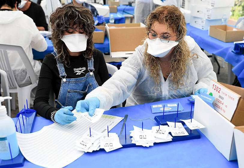 Trabajadores electorales israelíes cuentan las papeletas emitidas por los israelíes bajo cuarentena domiciliaria, en Shoham, Israel, el 4 de marzo de 2020