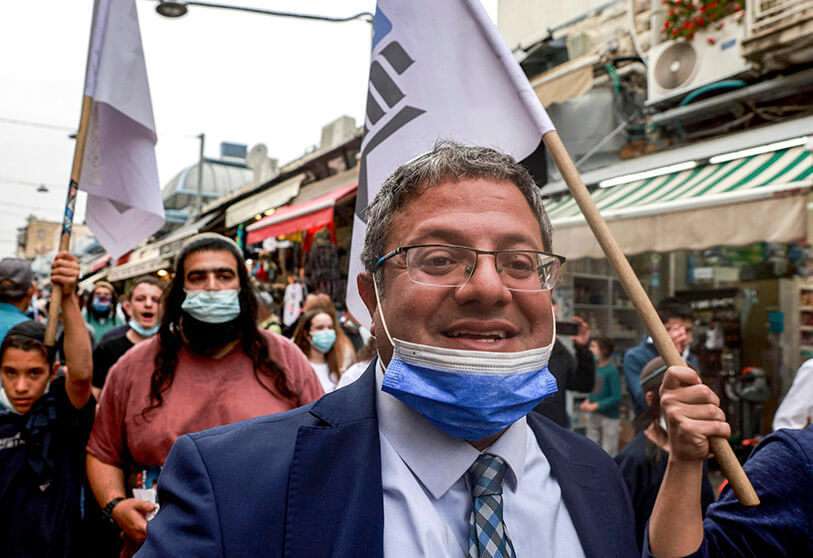 tamar Ben Gvir, jefe del partido israelí Poder Judío (Otzma Yehudit), camina con sus partidarios en el mercado de Mahane Yehuda en Jerusalén, el 22 de marzo de 2021 AFP/ MENAHEM KAHANA