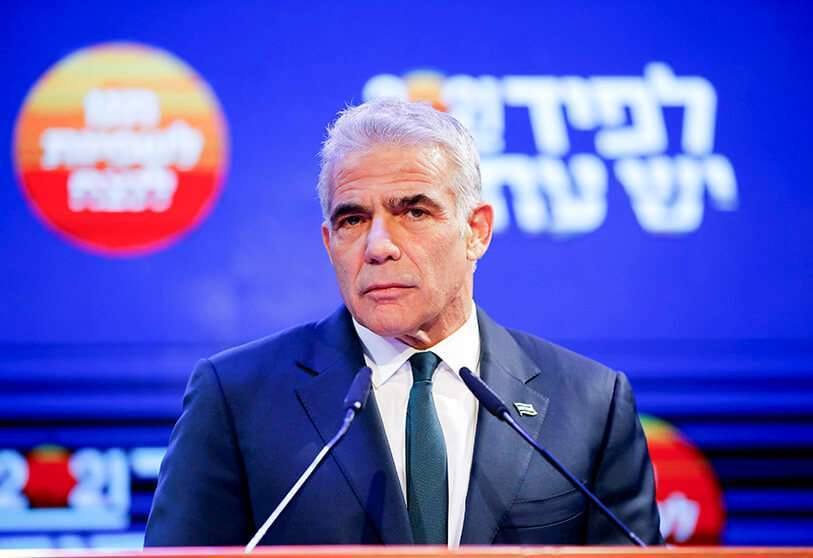 El líder del partido Yesh Atid, Yair Lapid, pronuncia un discurso tras el anuncio de los sondeos a pie de urna de las elecciones generales de Israel en la sede de su partido en Tel Aviv, Israel, el 24 de marzo de 2021 PHOTO/REUTERS