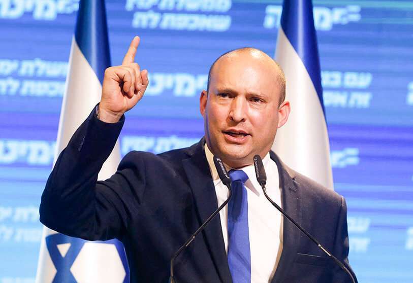Naftali Bennett, líder del partido derechista israelí Yamina ('Nueva Derecha'), se dirige a sus partidarios en la sede de campaña de su partido en la ciudad costera mediterránea de Tel Aviv a primera hora del 24 de marzo de 2021 AFP/ GIL COHEN-MAGEN