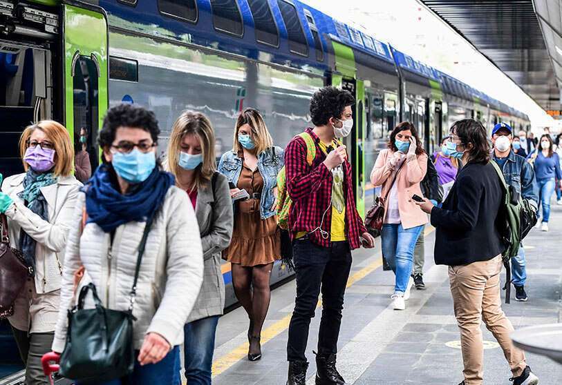 Trenes regionales en la estación de Cardona el 4 de mayo de 2020 en Milán