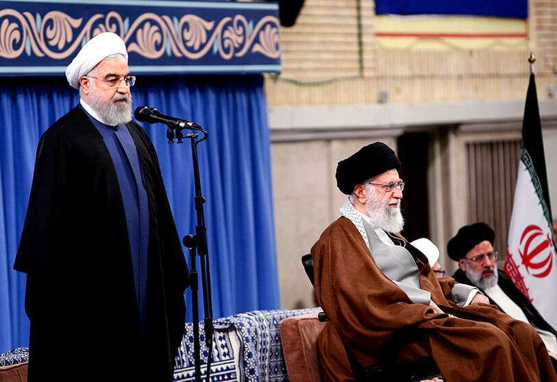 El líder supremo iraní Alí Jamenei (der.) y el presidente iraní Hassan Rohaní (izq.)
