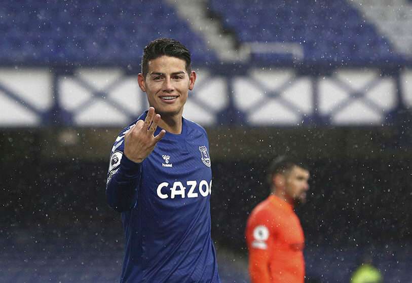 James Rodríguez del Everton después de marcar el cuarto gol de su equipo durante el partido de fútbol de la Premier League inglesa entre Everton y Brighton en el estadio Goodison Park de Liverpool, Inglaterra, el sábado 3 de octubre de 2020.
