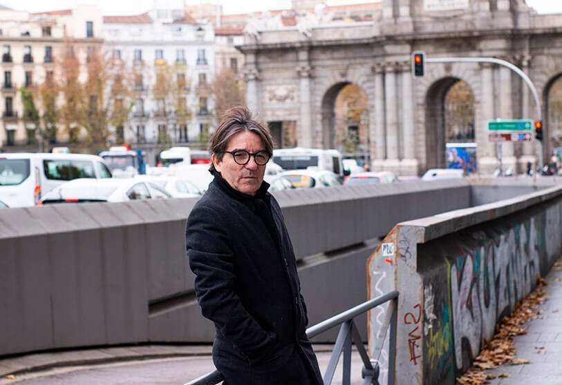 Javier Tolentino en la puerta de Alcalá
