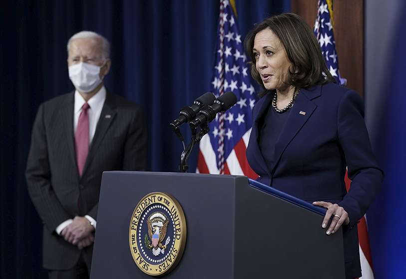 La vicepresidenta Kamala Harris habla con personal del Departamento de Defensa junto al presidente Joe Biden, en el Pentágono, el miércoles 10 de febrero de 2021, en Washington