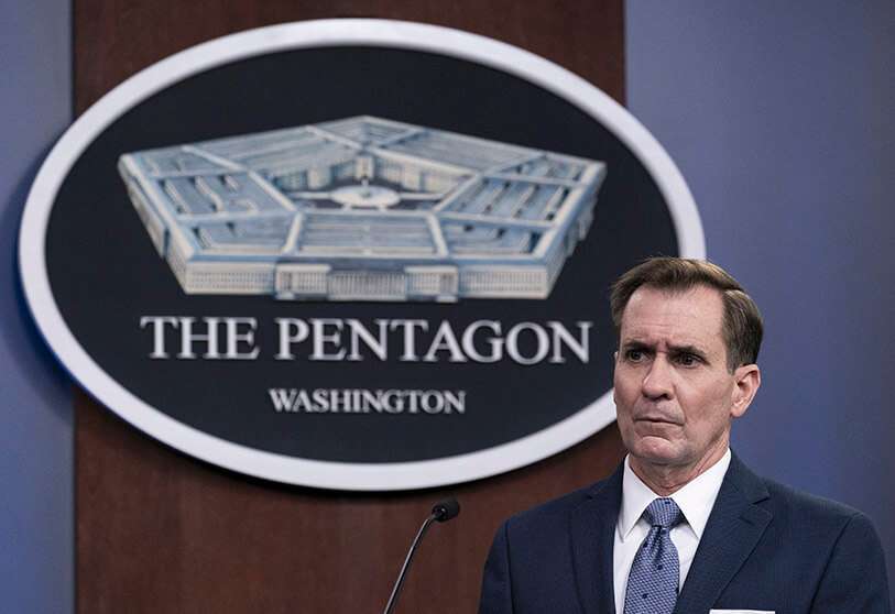 El portavoz del Pentágono John Kirby; Kirby anunció a última hora del jueves 25 de febrero de 2021 que el Ejército estadounidense llevó a cabo ataques aéreos contra instalaciones en el este de Siria que, según el Pentágono, eran utilizadas por grupos de milicianos respaldados por Irán