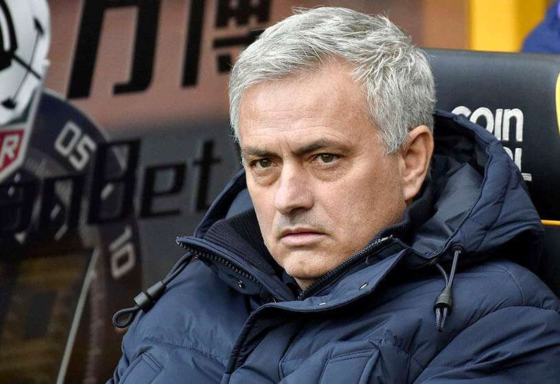 El entrenador del Tottenham Hotspurs, José Mourinho, espera el comienzo del partido de fútbol de la Premier League inglesa ante el Wolverhampton Wanderers, en el estadio Molineux de Wolverhampton, Inglaterra