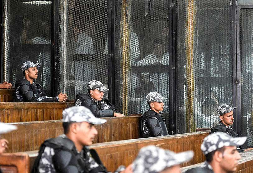 Miembros de la prohibida Hermandad Musulmana de Egipto durante su juicio en la capital, El Cairo, el 28 de julio de 2018