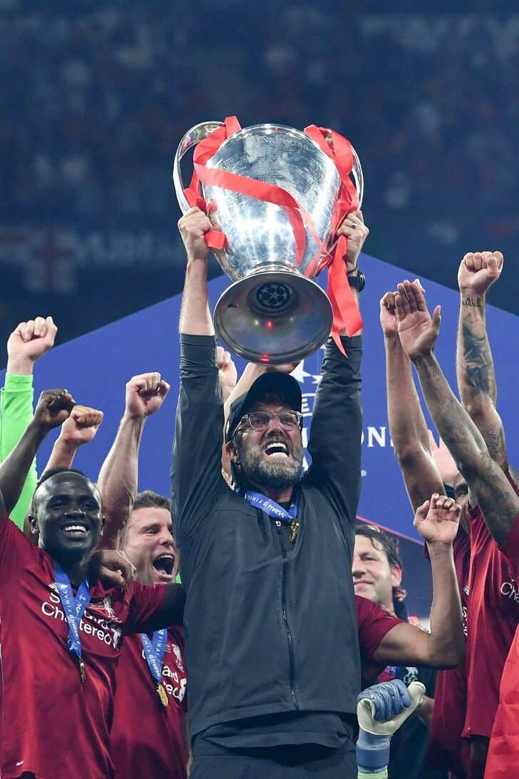 El entrenador alemán del Liverpool, Jurgen Klopp (C), sube la Copa de Europa de Clubes Campeones y celebra con sus jugadores su victoria tras el último partido de fútbol de la Liga de Campeones de la UEFA entre el Liverpool y el Tottenham Hotspur en el Estadio Wanda Metropolitano de Madrid el 1 de junio de 2019