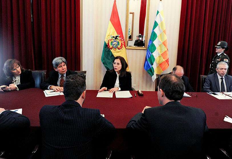 La canciller boliviana Karen Longaric (C) se reúne con los embajadores de los países de la Unión Europea, en la Cancillería de La Paz, el 2 de enero de 2020