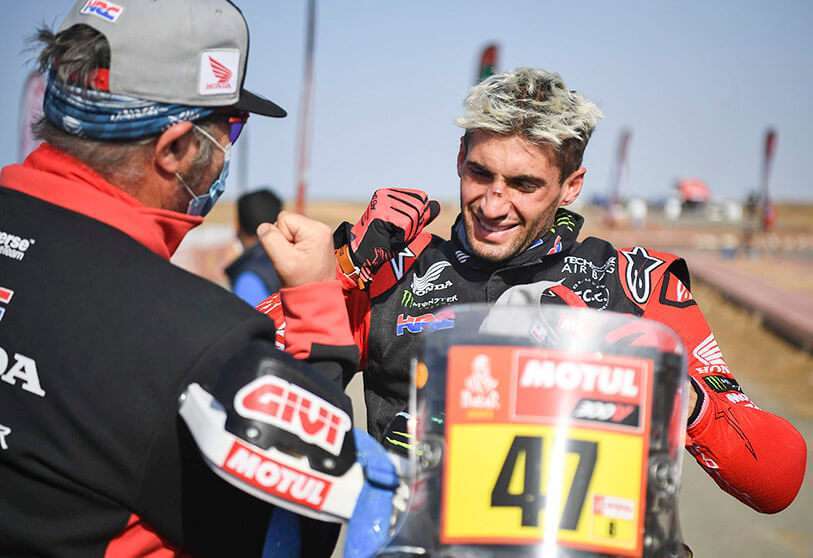 El argentino Kevin Benavides (Izquierda) celebra tras su victoria en la 12ª etapa del Rally Dakar 2020 entre Yanbu y Yeda en Arabia Saudí, el 15 de enero de 2021