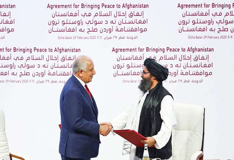 AFP/KARIM JAAFAR - Khalilzad, Baradar y sus equipos llevaban negociando casi dos años