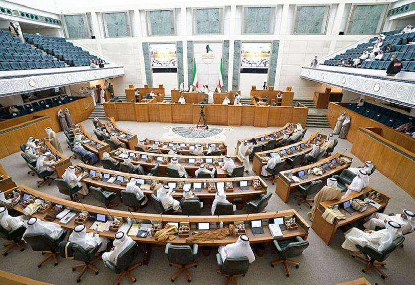REUTERS/STEPHANIE McGEHEE - Miembros del Parlamento de Kuwait y ministros asisten a una sesión