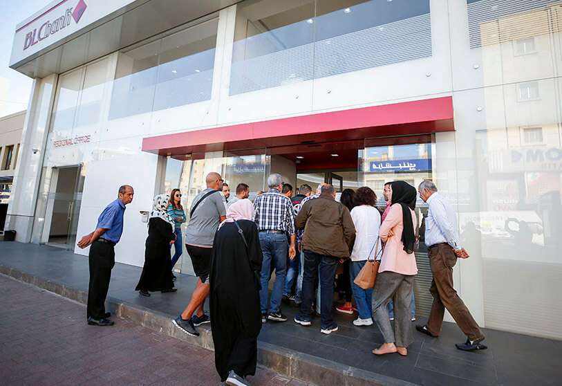 La gente hace cola frente a una sucursal del banco BLC en Sidón, Líbano, el 19 de noviembre de 2019
