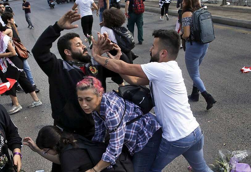 En esta foto de archivo del 29 de octubre de 2019, un partidario de Hizbulá, a la derecha, se enfrenta con un manifestante antigubernamental, a la izquierda, durante una protesta en Beirut, Líbano