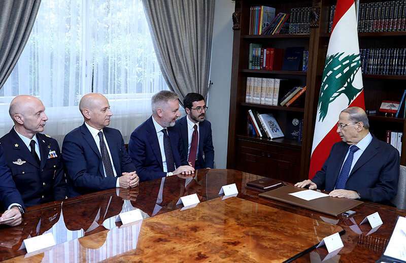 Líbano, Beirut: El presidente libanés Michel Aoun habla con el ministro de Defensa italiano Lorenzo Guerini durante una reunión
