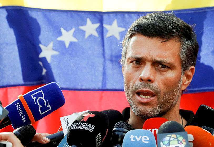 El líder de la oposición venezolana Leopoldo López habla con los medios de comunicación en la residencia del embajador de España en Caracas, Venezuela, el 2 de mayo de 2019