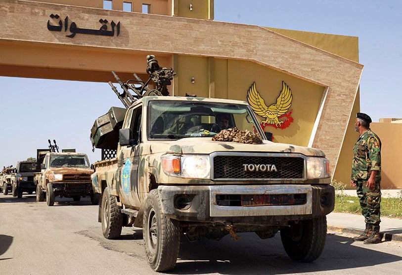 Miembros del LNA en ruta hacia Sirte, en Bengasi