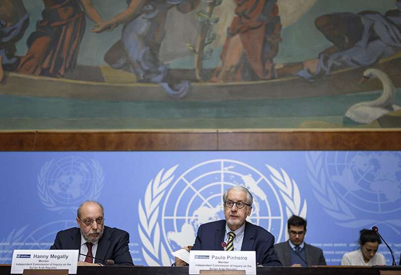El presidente de la Comisión de Investigación de la ONU sobre Siria, Paulo Pinheiro (C) y el miembro de la comisión Hanny Megally (L) dan una conferencia de prensa para presentar el último informe sobre la situación en Siria, el 2 de marzo de 2020 en Ginebra