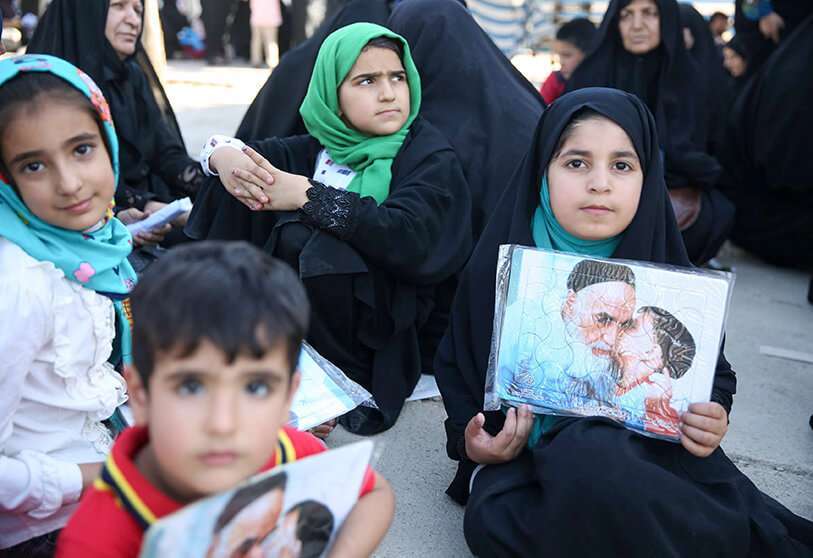 Niños iraníes asisten a una ceremonia que conmemora el aniversario de la muerte del fundador del ayatolá de la República Islámica, Ruhollah Jomeini, en Teherán, Irán, el 4 de junio de 2017