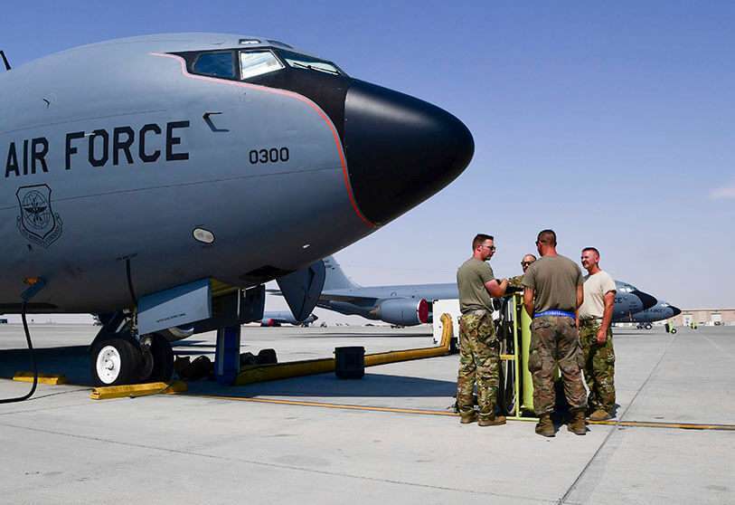 Miembros del Escuadrón Expedicionario de Reposición de Combustible Aéreo llevan a cabo una sesión informativa, antes de una misión de reabastecimiento aéreo en la Base Aérea de Al Udeid, Qatar